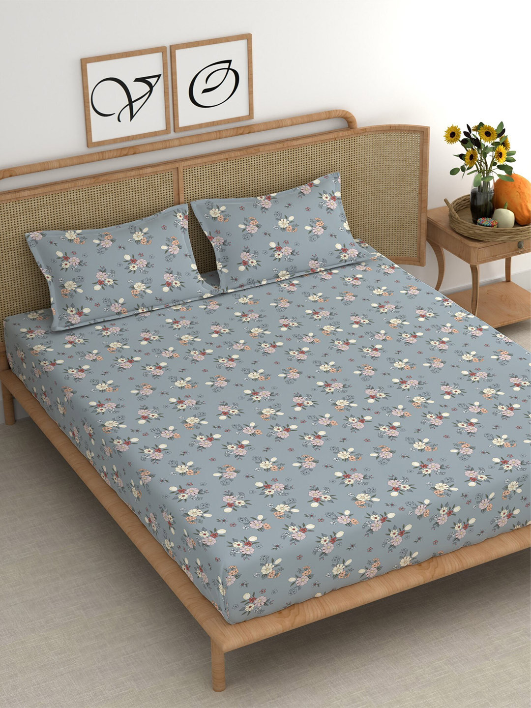 

CHHAVI INDIA Grey & White Floral 210 TC Cotton King Flat Bedsheet with 2 Pillow Covers