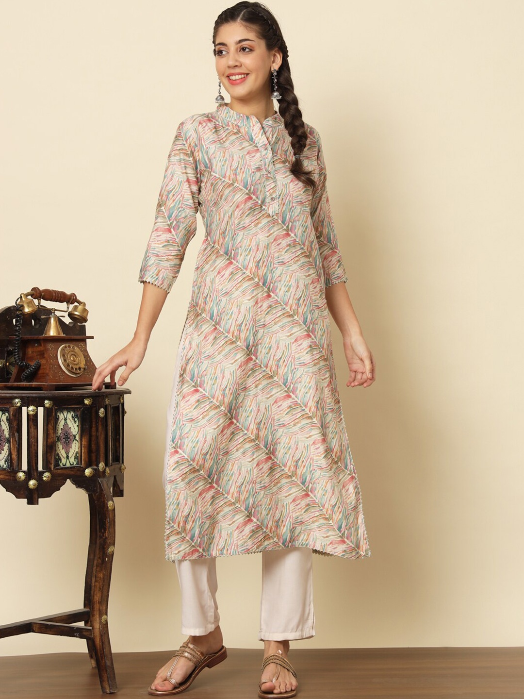 

Meeranshi Abstract Printed Kurta With Trouser, Off white