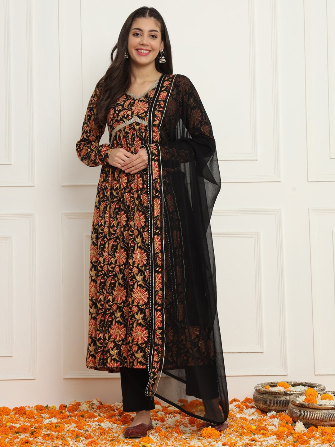 

Meeranshi Floral Printed Anarkali Kurta With Trousers & With Dupatta, Black