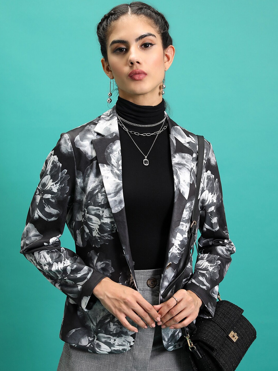 

Tokyo Talkies Black Floral Printed Notched Lapel Single Breastede Blazers