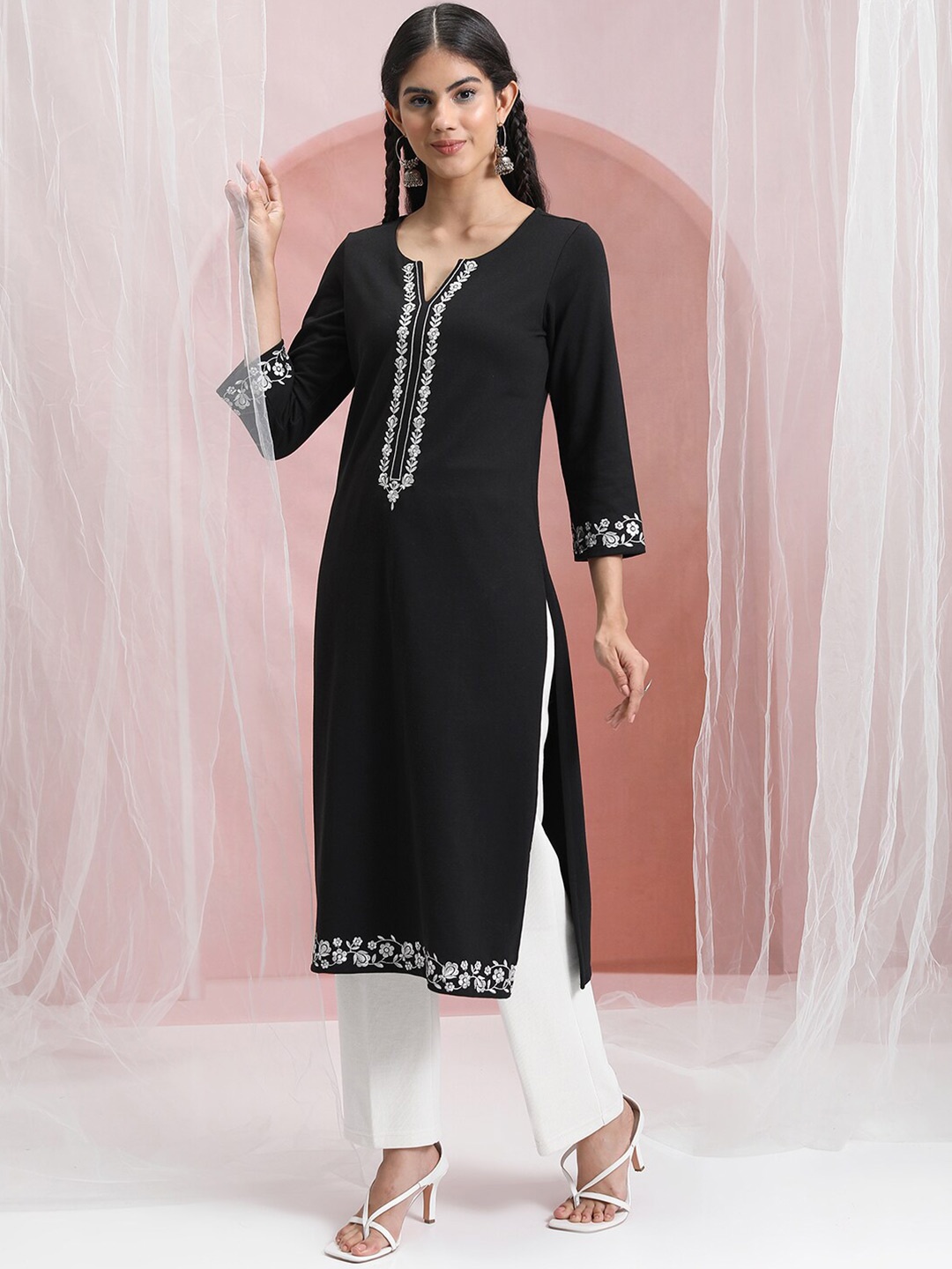 

Vishudh Yoke Design Embroidered Round Neck Straight Kurta, Black