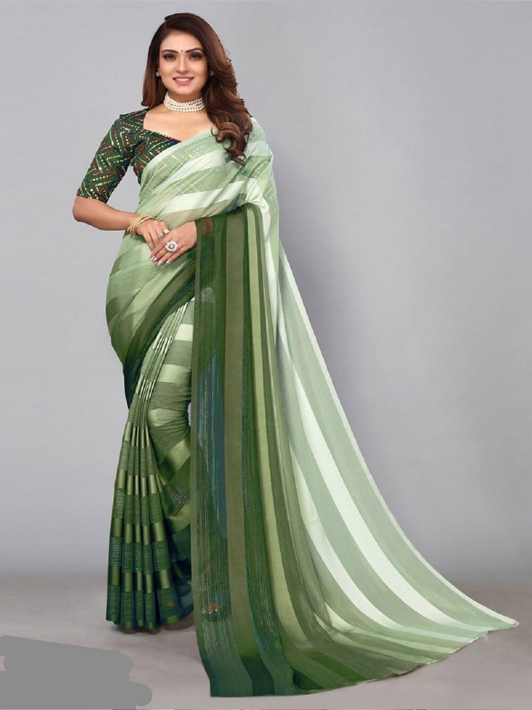 

APNISHA Leheriya Striped Zari Pure Georgette Saree, Green