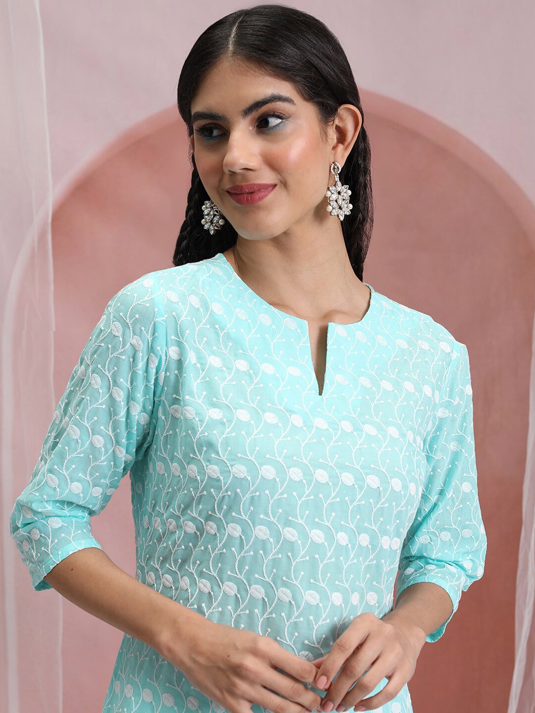 

Vishudh Blue & White Floral Embroidered Round Notched Neck Straight Kurta