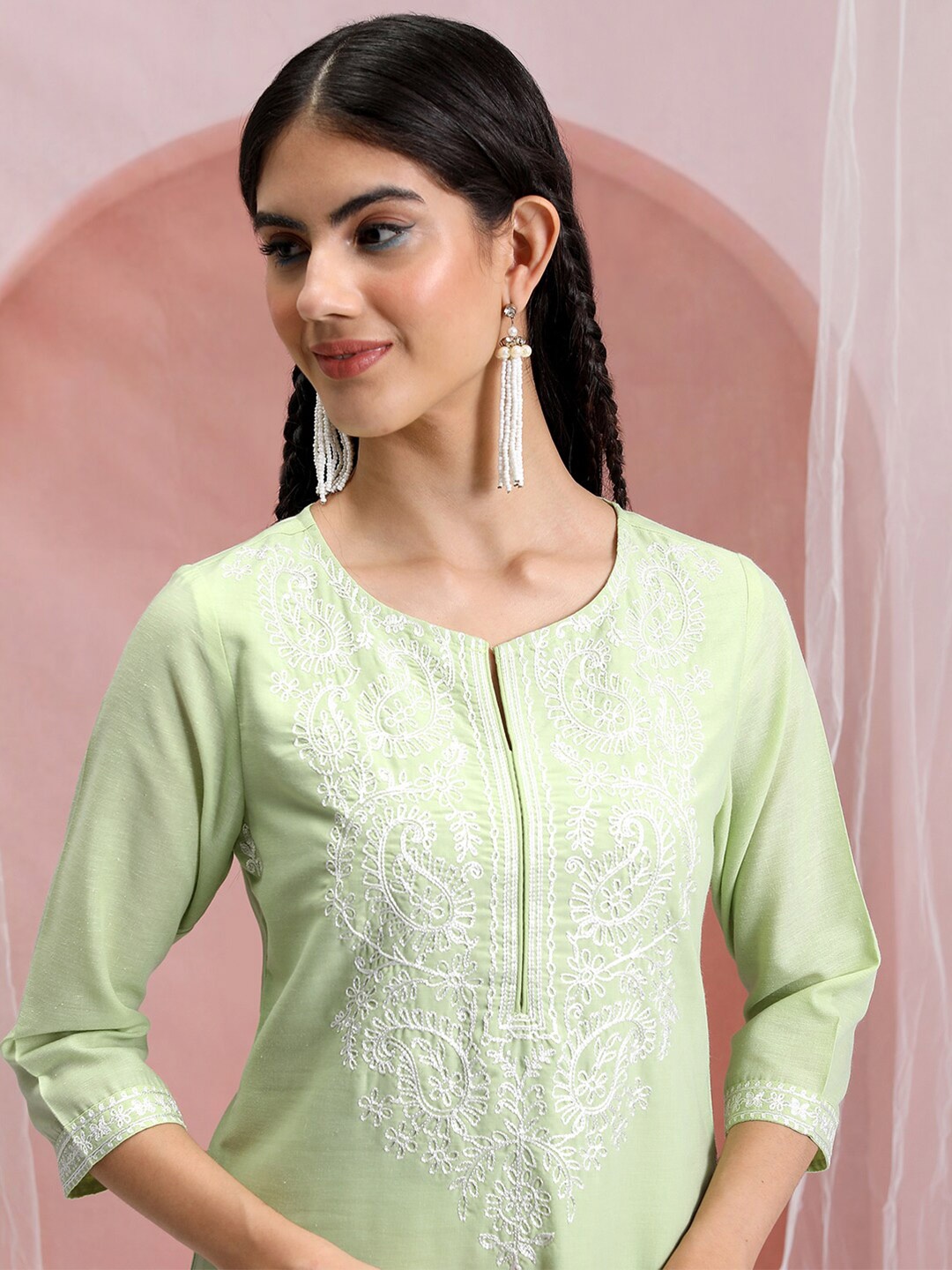 

Vishudh Paisley Embroidered Thread Work Straight Kurta, Green