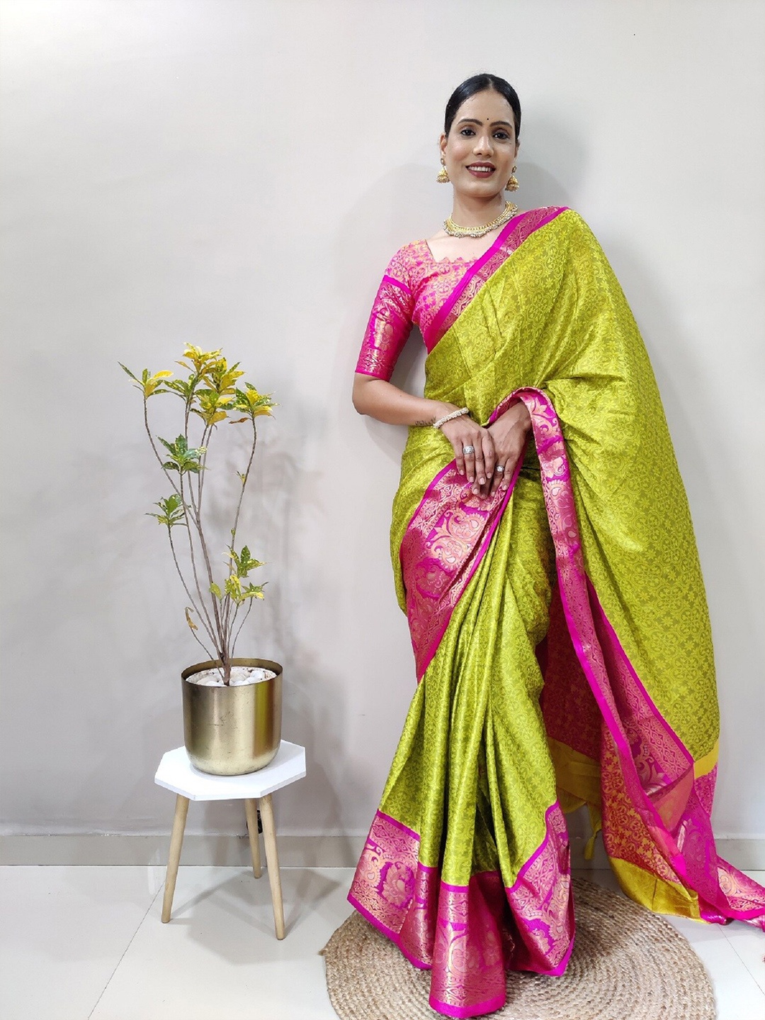 

JULEE Ethnic Motifs Woven Design Zari Pure Silk Kanjeevaram Saree, Lime green