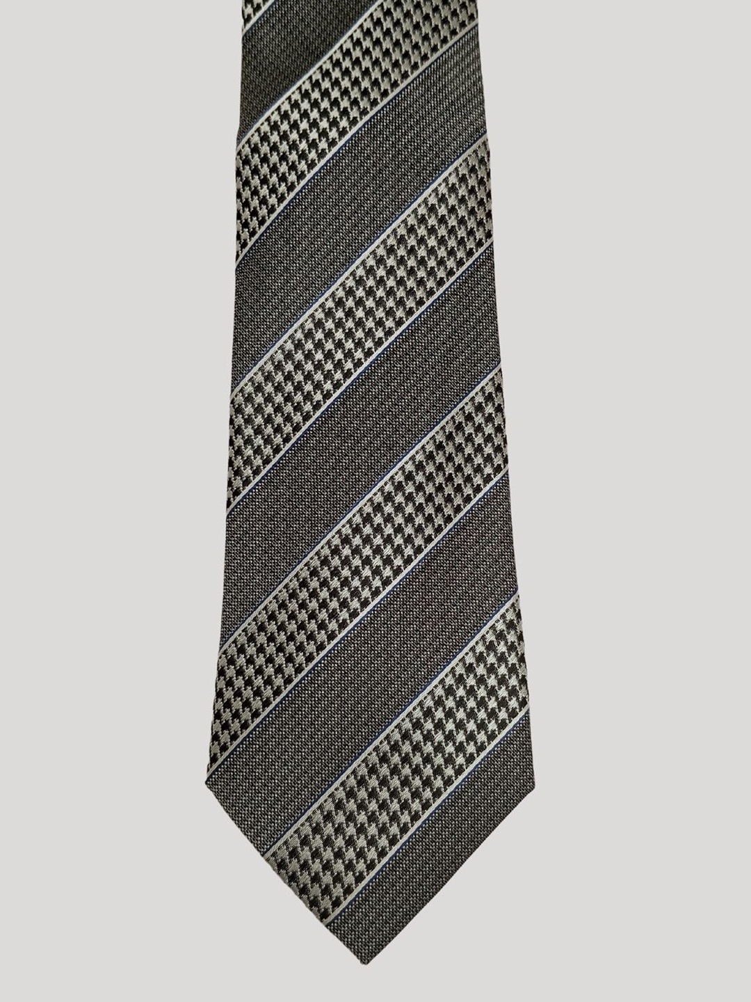 

The Tie Hub Men Striped Silk Broad Tie, Grey