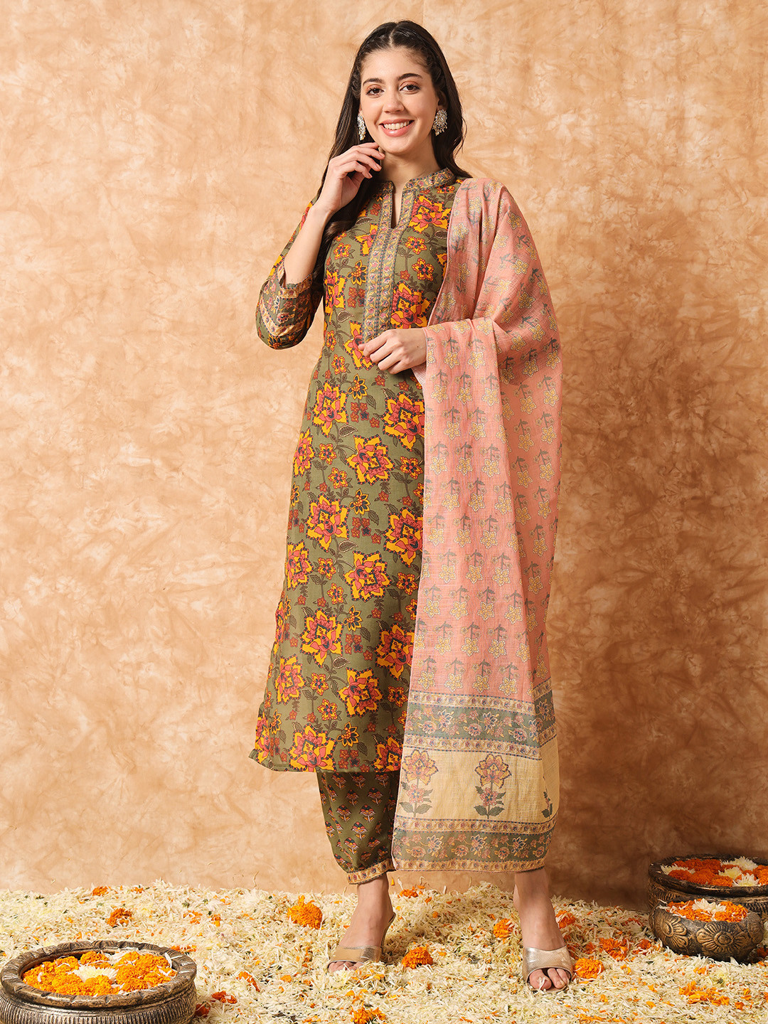 

Navlik Floral Printed Regular Pure Cotton Kurta With Trouser & Dupatta, Green
