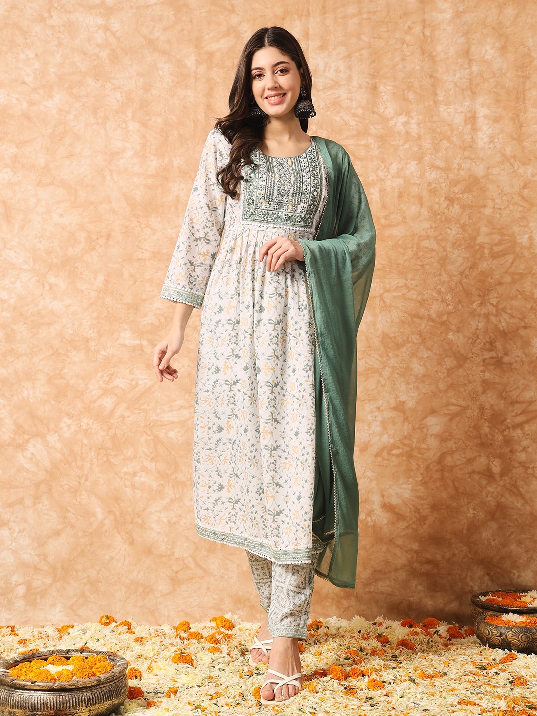 

Navlik Floral Printed Regular Pure Cotton Kurta With Trouser & Dupatta, Green