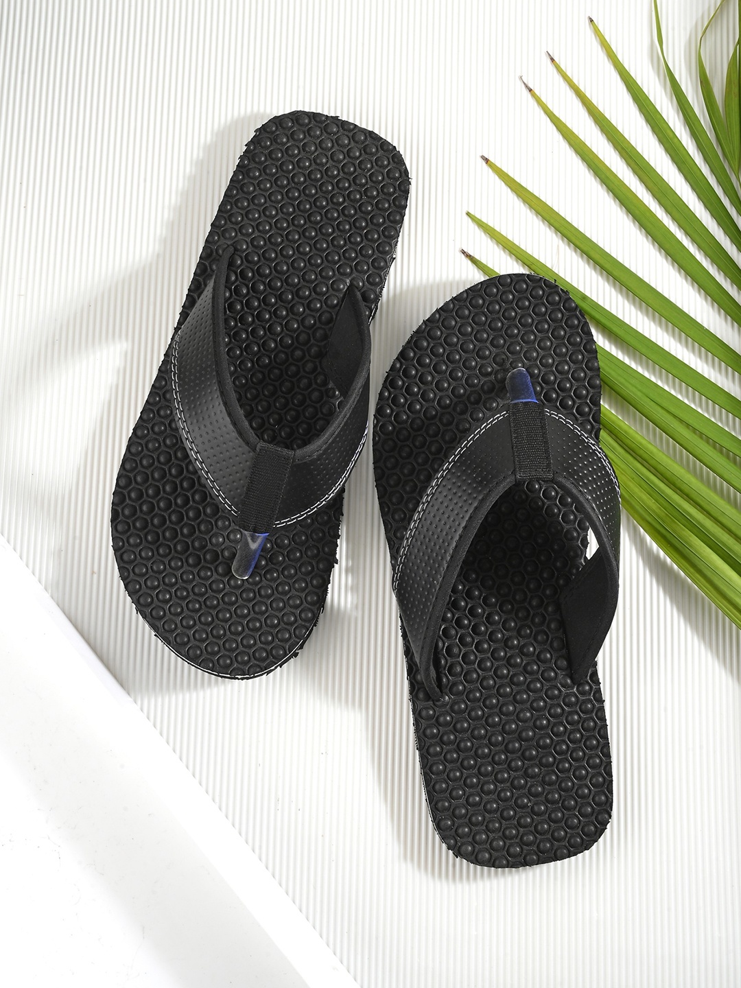 

The Roadster Lifestyle Co. Men Textured Thong Flip-Flops, Black