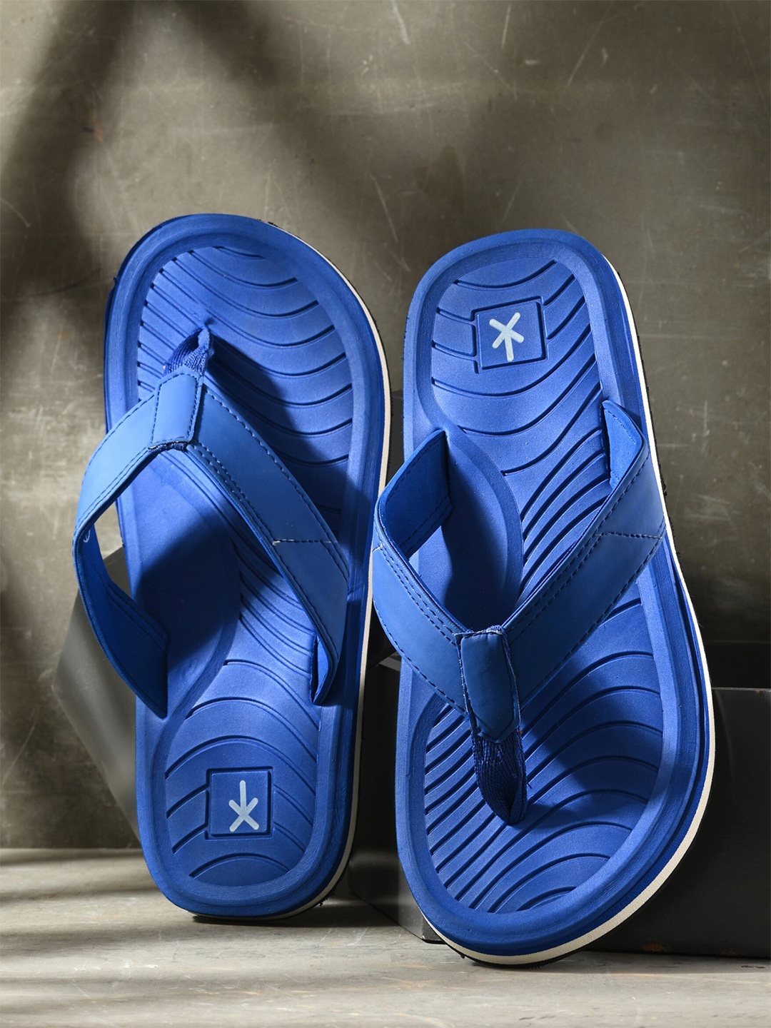 

The Roadster Lifestyle Co. Men Textured Thong Flip Flops, Blue