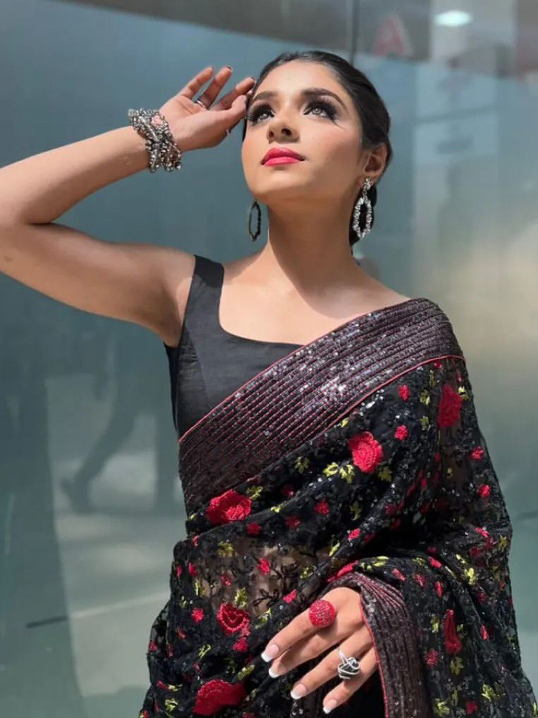 

DIVASTRI Embellished Sequinned Net Saree, Black