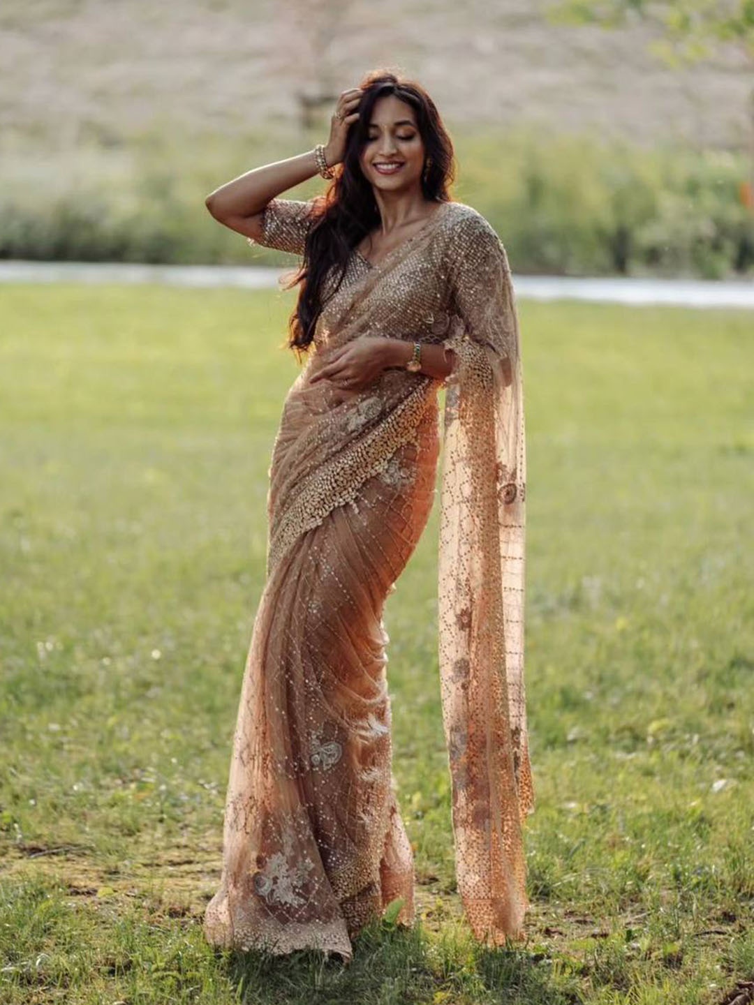 

DIVASTRI Embellished Sequinned Net Saree, Cream