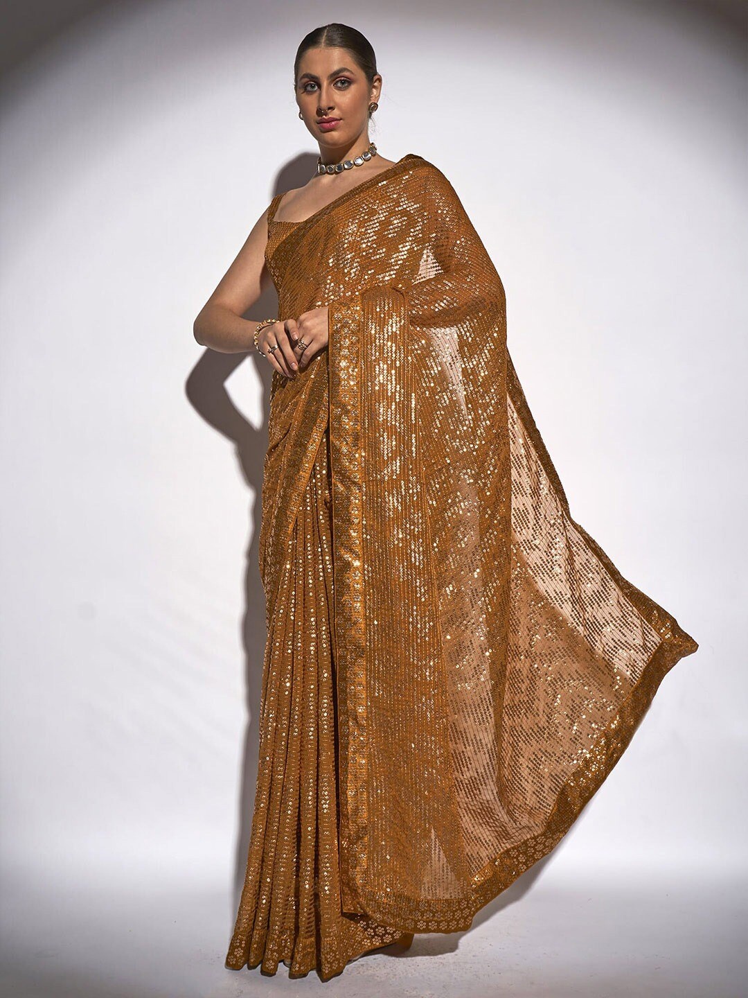 

DIVASTRI Embellished Sequinned Saree, Gold