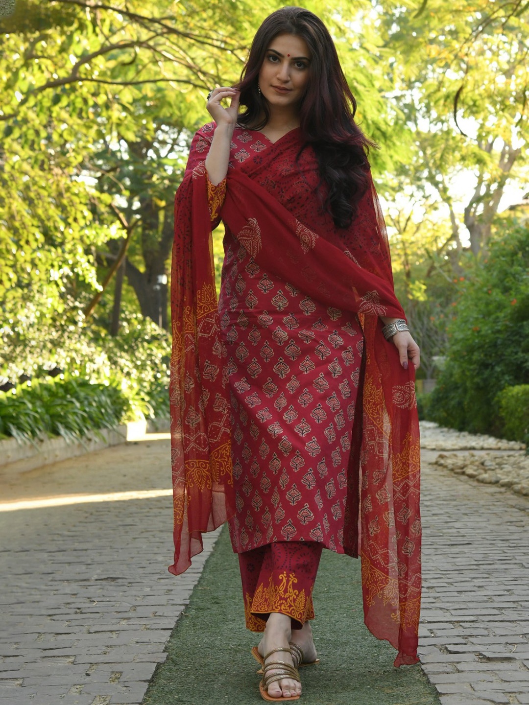 

ZEEPKART Ethnic Motifs Printed Straight Kurta With Trousers & Dupatta, Red