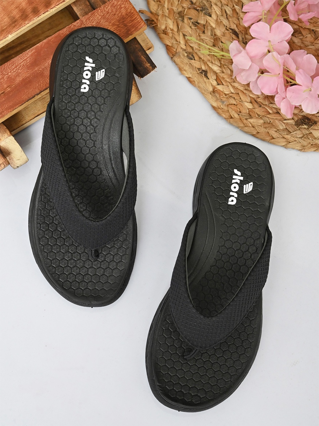 

SKORA Women Textured Thong Flip-Flops, Black