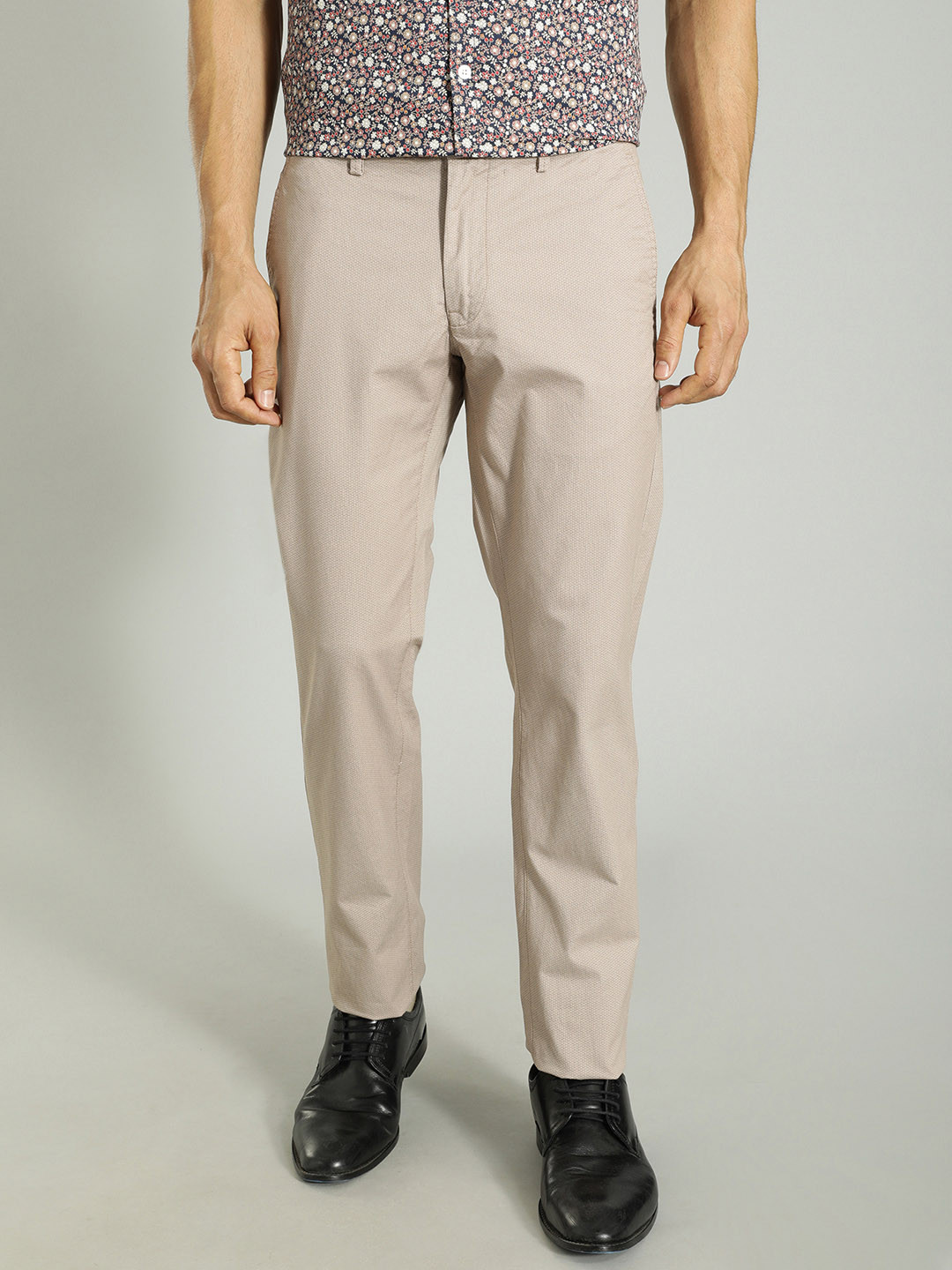 

Indian Terrain Men Brooklyn Slim Fit Mid-Rise Trousers, Beige