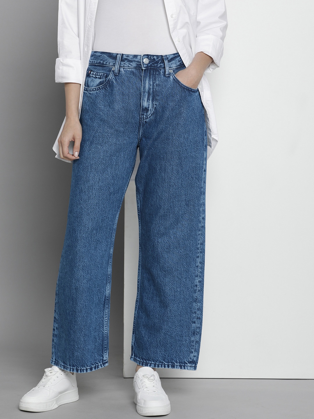 

Tommy Hilfiger Women Mid Rise Loose Straight Fit Light Fade Jeans, Blue
