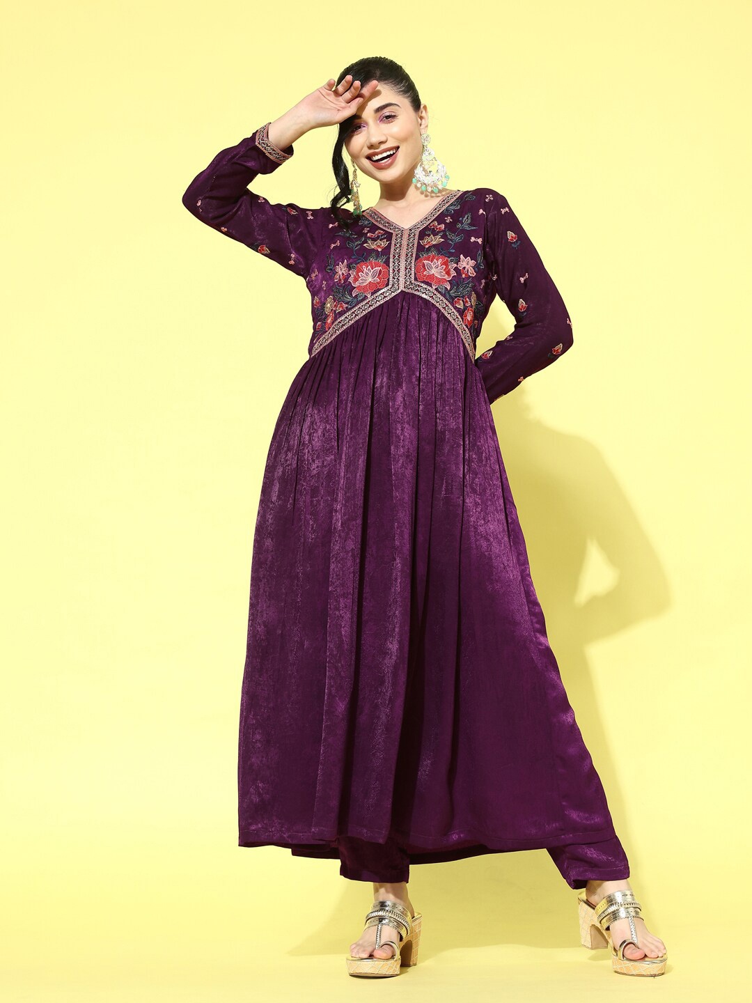 

Kvsfab Floral Embroidered V-Neck Sequinned Velvet Kurta with Trousers, Purple