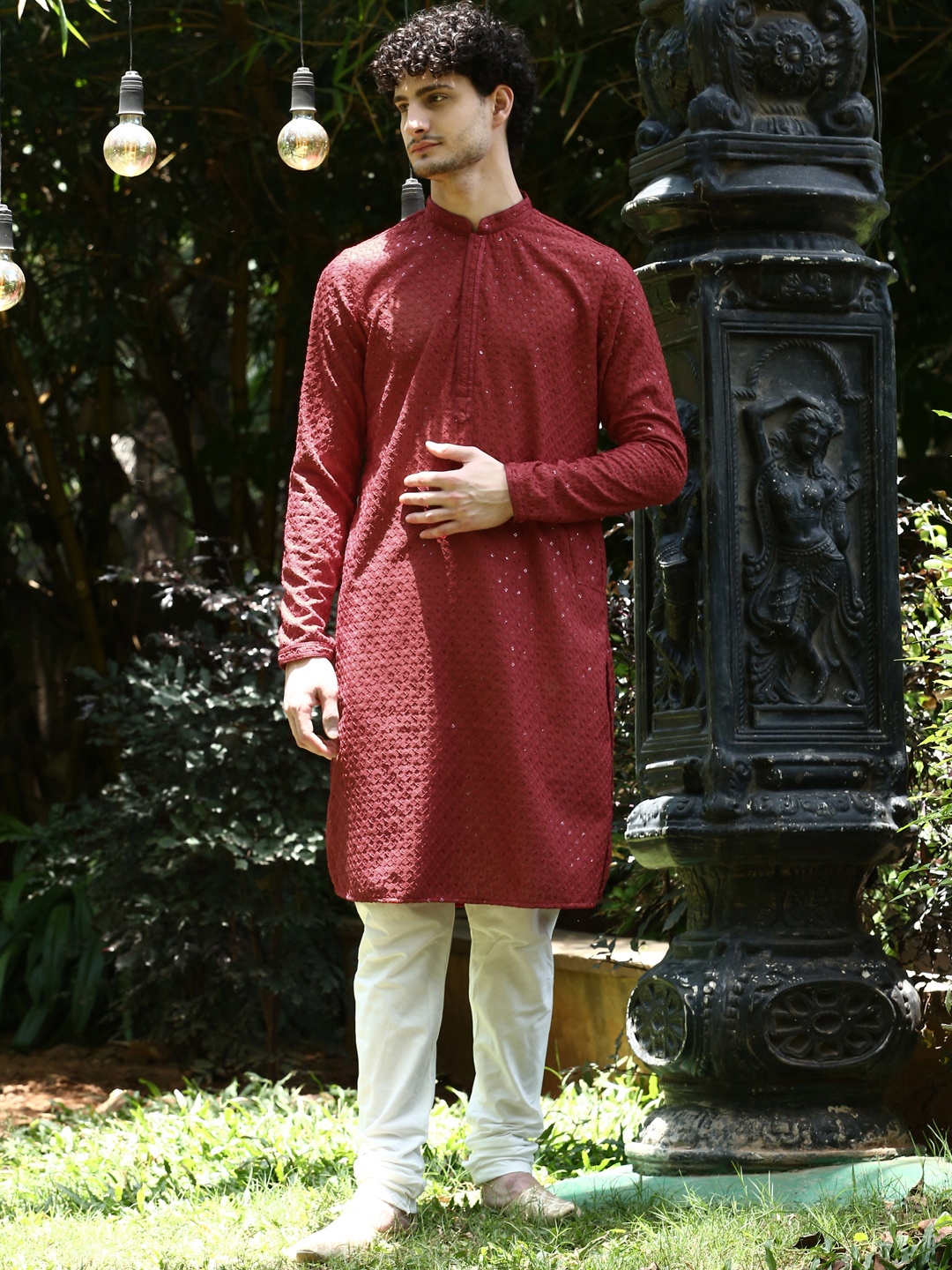 

DEYANN Ethnic Motifs Embroidered Straight Kurta With Churidar, Red