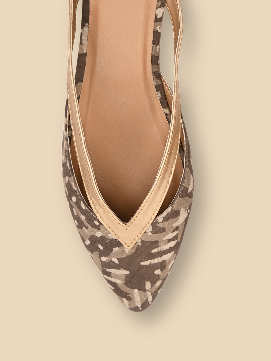 

Taavi Printed Pointed Toe Mojari, Gold