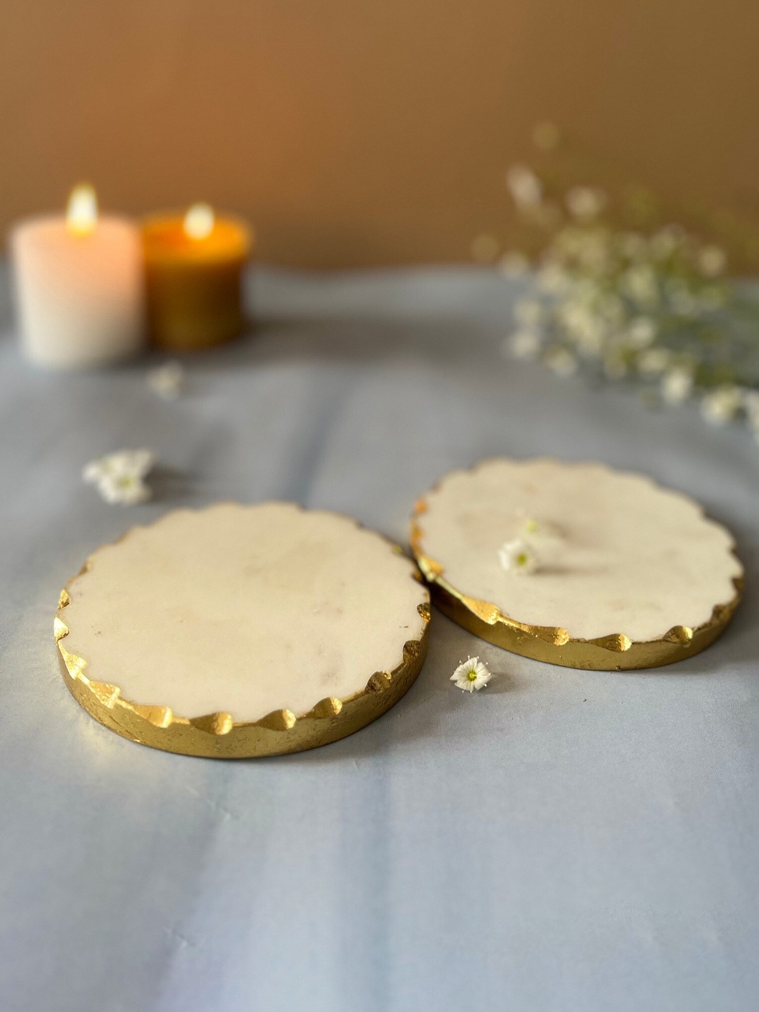 

HOMEARTE White & Gold Toned 2 Pieces Marble Round Coasters