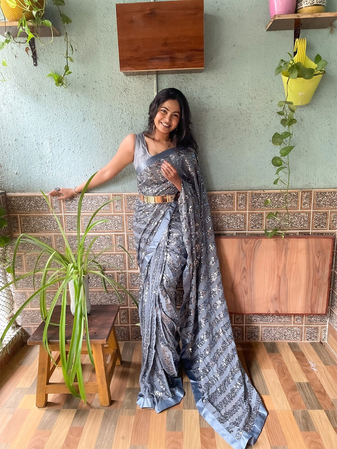 

RadadiyaTRD Embellished Sequinned Pure Georgette Saree, Grey