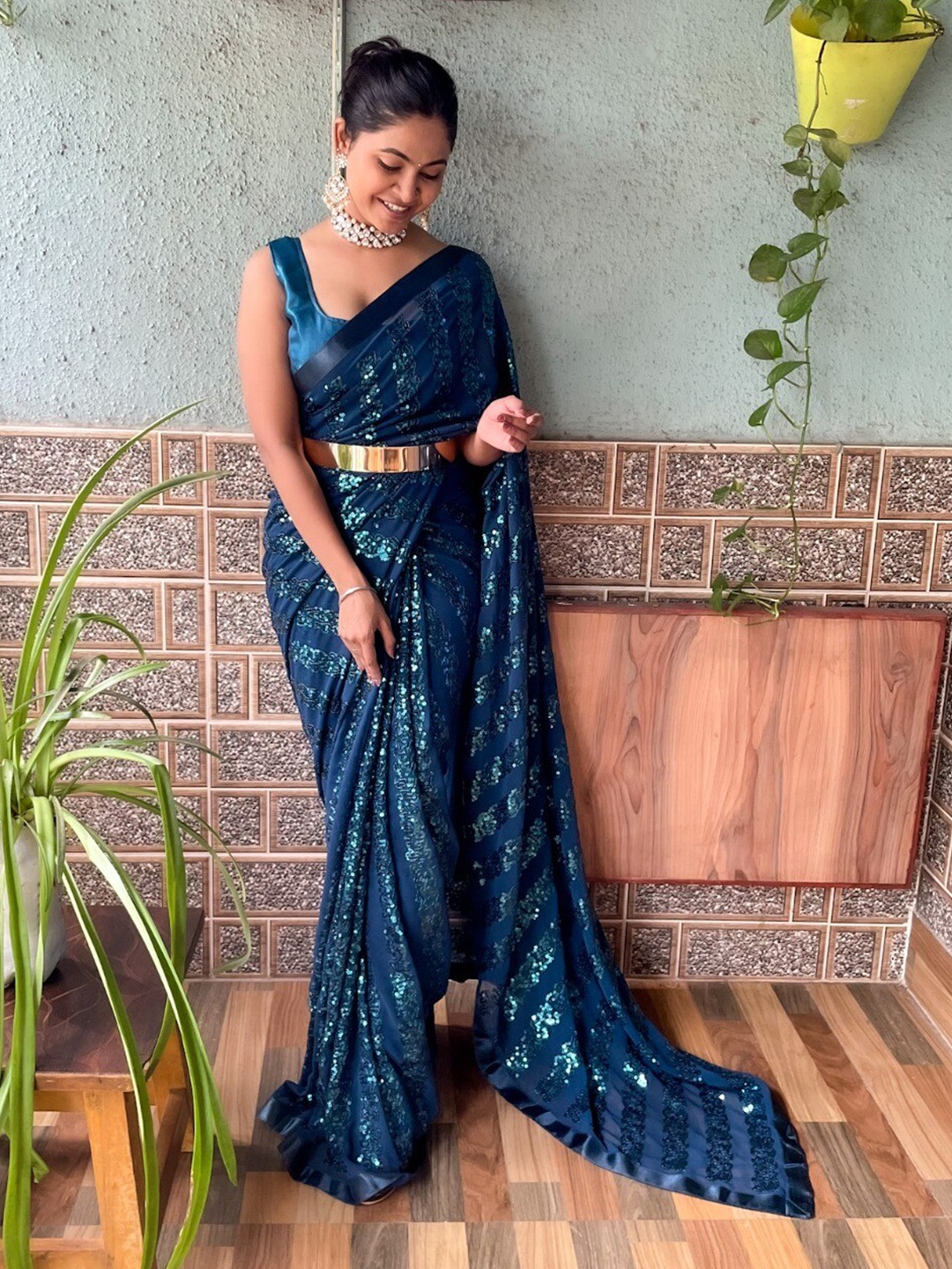 

RadadiyaTRD Embellished Sequinned Pure Georgette Belted Saree, Blue