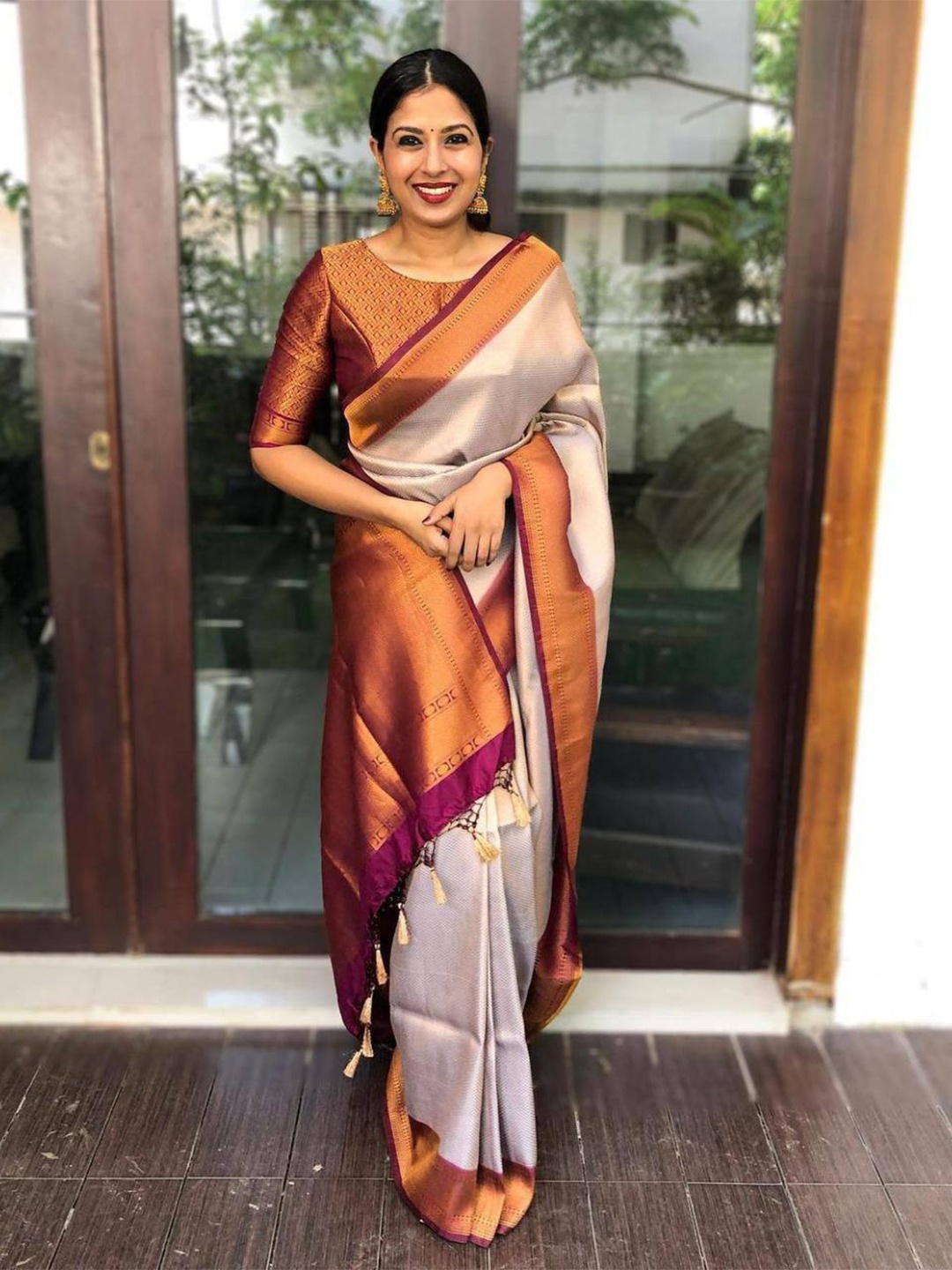 

AVANSHEE Ethnic Motifs Woven Design Zari Banarasi Saree, White