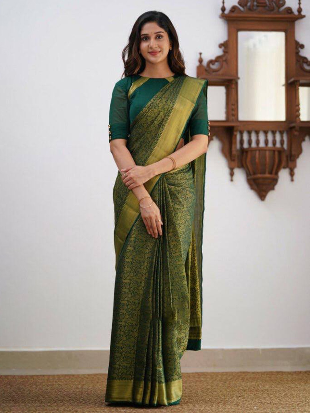 

AVANSHEE Ethnic Motifs Woven Design Zari Kanjeevaram Saree, Green