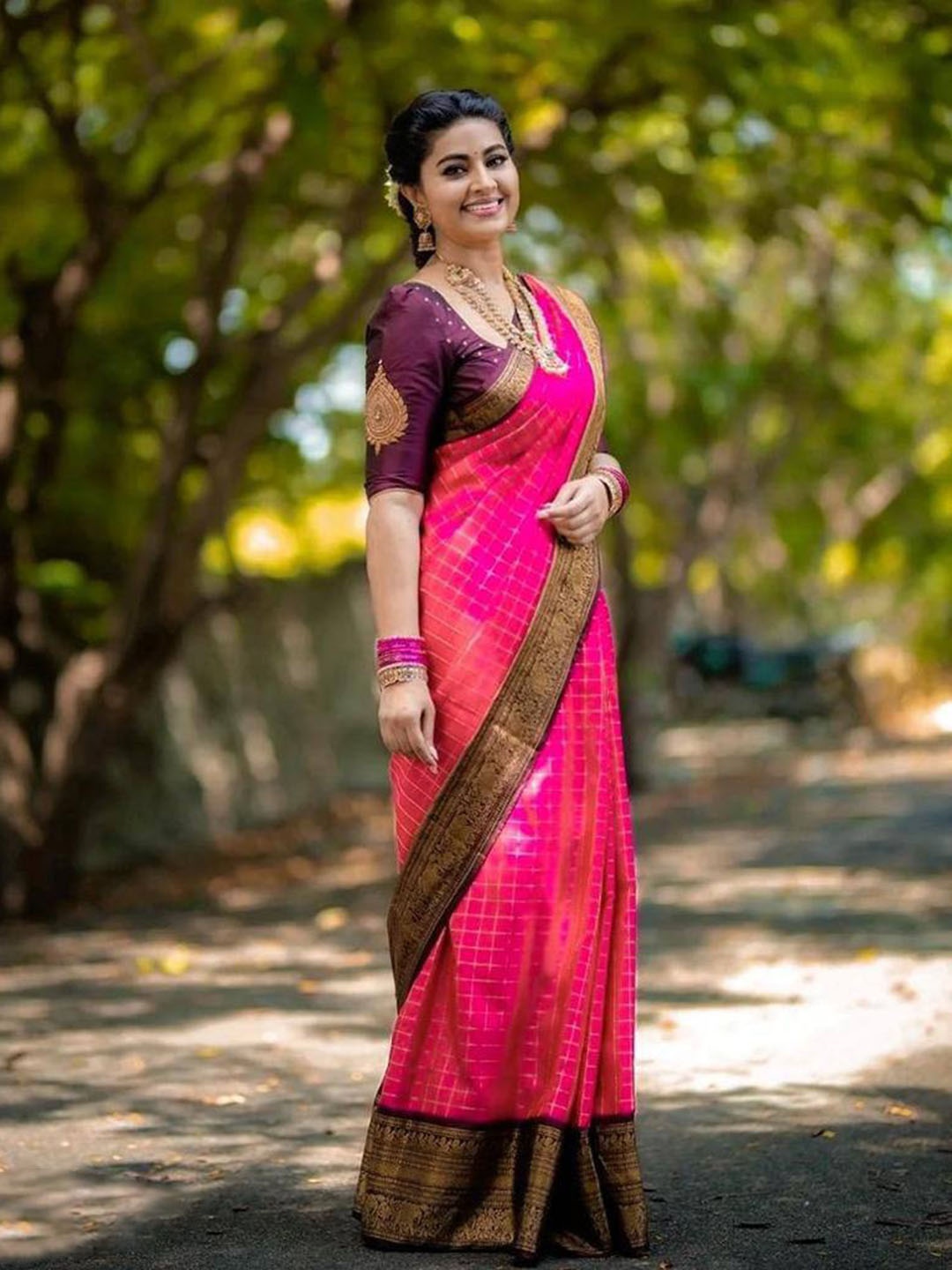 

AVANSHEE Pink & Purple Woven Design Zari Silk Cotton Banarasi Saree