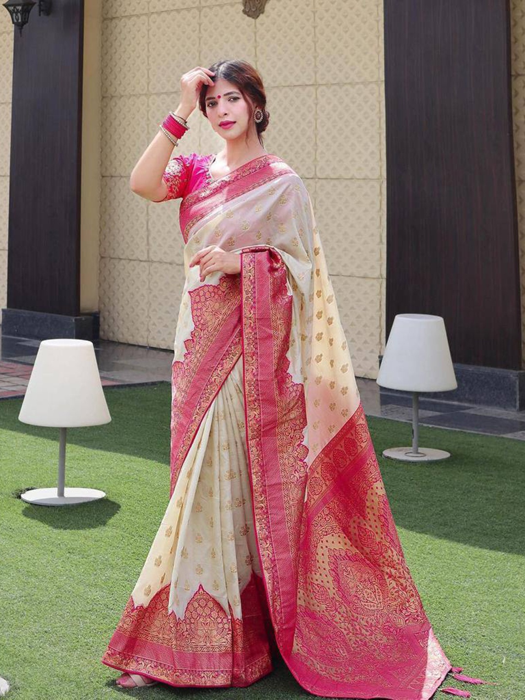 

AVANSHEE Ethnic Motifs Woven Design Zari Silk Cotton Kanjeevaram Saree, White