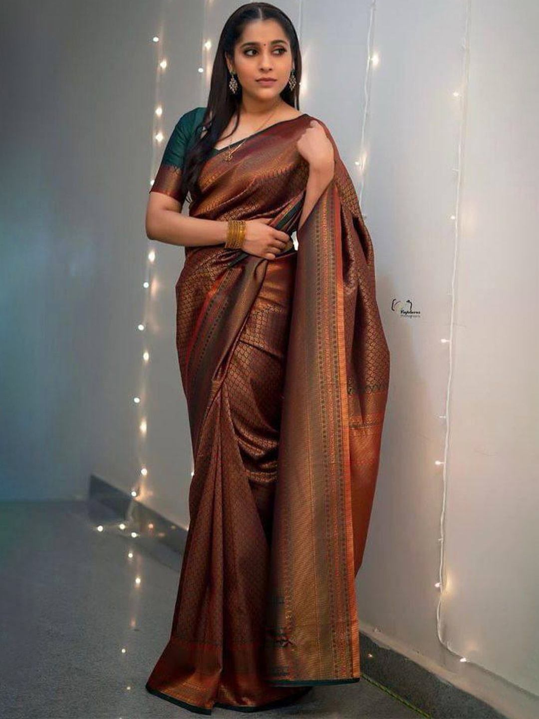 

AVANSHEE Ethnic Motifs Woven Design Zari Kanjeevaram Saree, Green