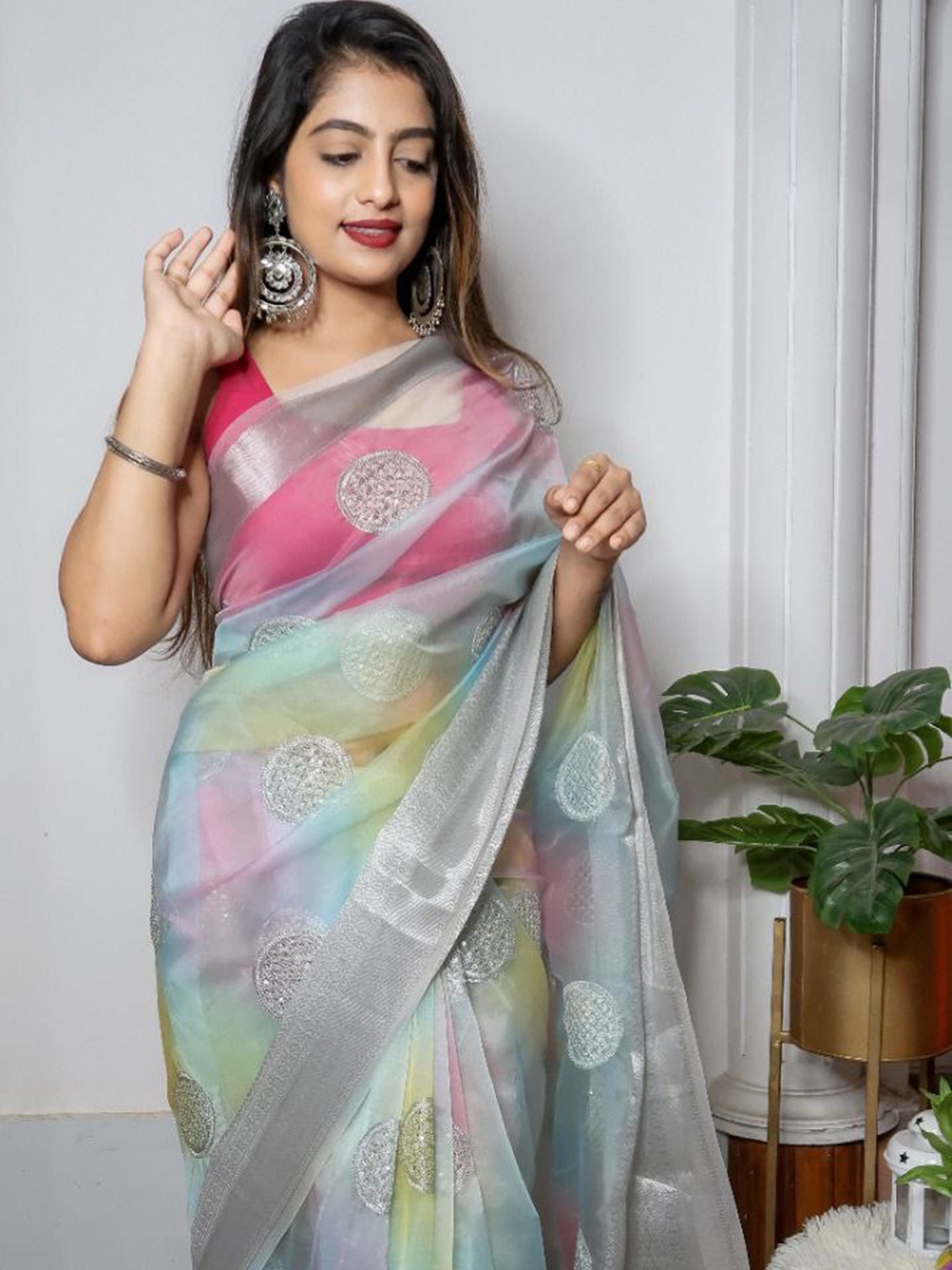 

AVANSHEE Ethnic Motifs Woven Design Gotta Patti Banarasi Saree, Pink