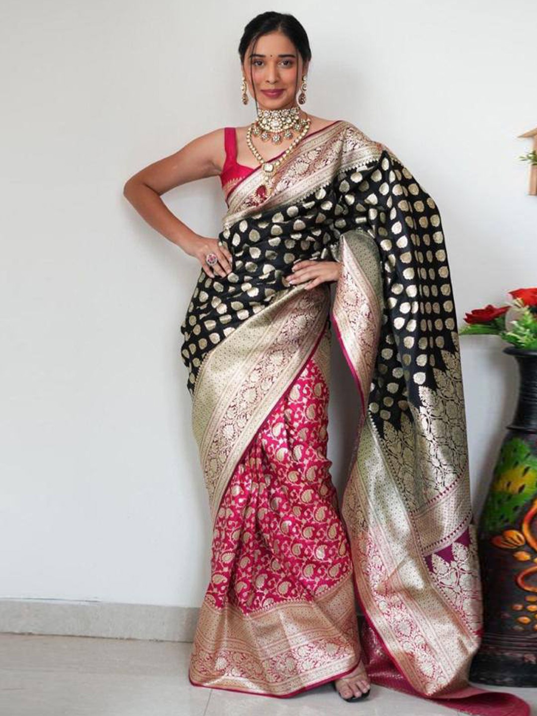 

AVANSHEE Ethnic Motifs Woven Design Zari Kanjeevaram Saree, Black
