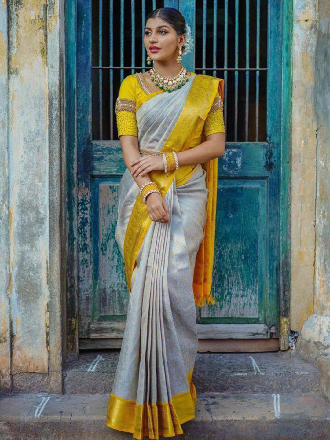 

AVANSHEE Ethnic Motifs Woven Design Zari Kanjeevaram Saree, Grey