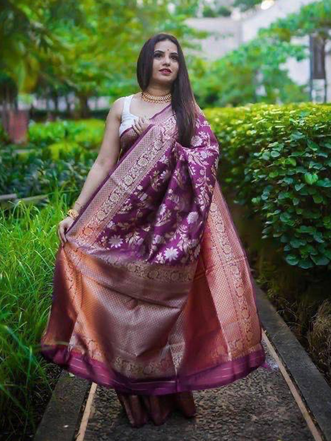 

AVANSHEE Floral Woven Design Zari Banarasi Saree, Purple