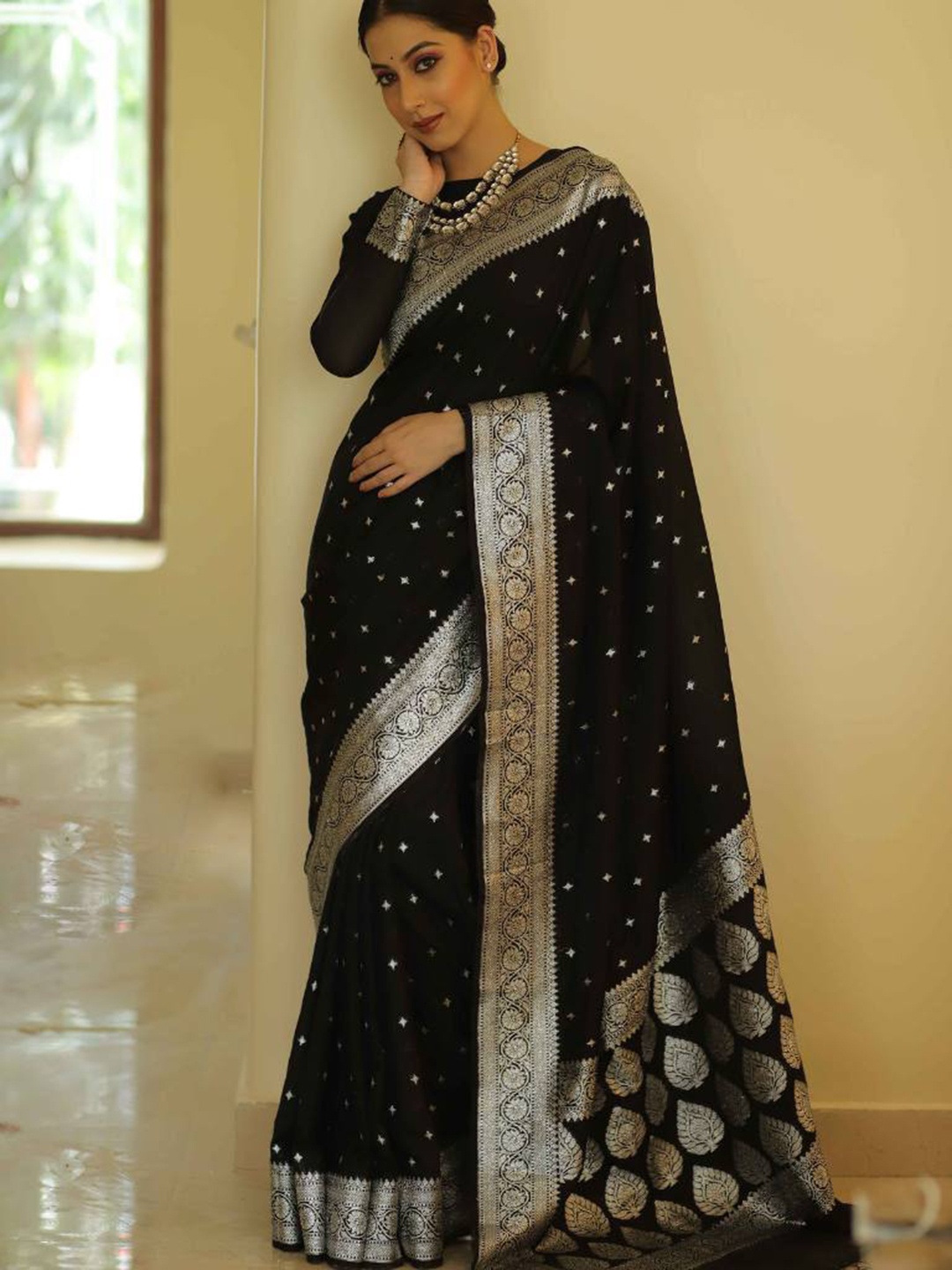 

AVANSHEE Polka Dots Woven Design Zari Banarasi Saree, Black