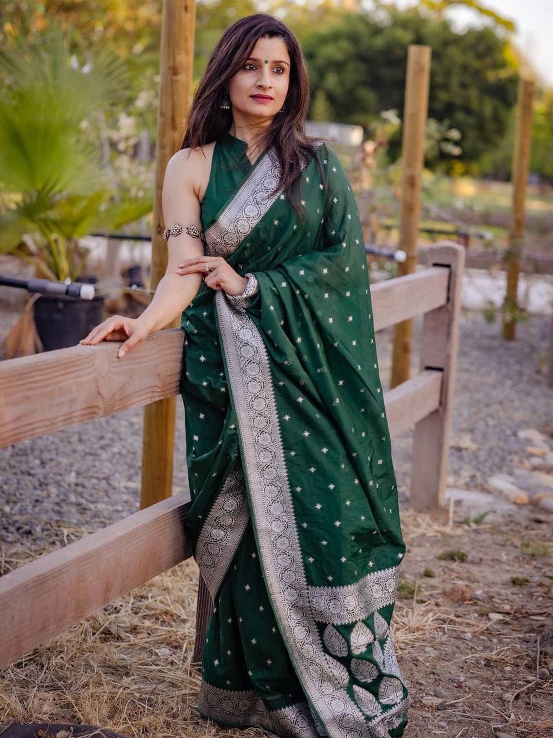 

AVANSHEE Geometric Woven Design Zari Silk Cotton Banarasi Saree, Green