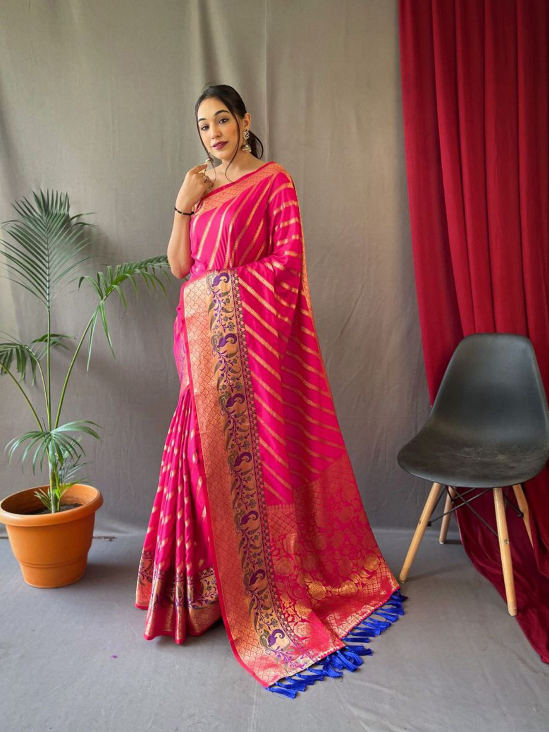 

AVANSHEE Striped Woven Design Zari Silk Cotton Banarasi Saree, Pink