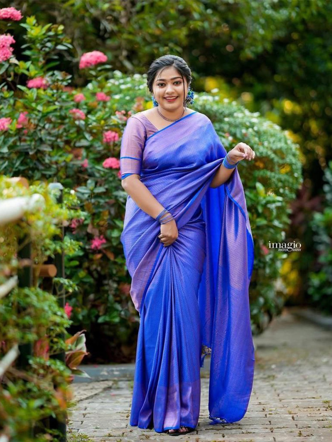 

AVANSHEE Geometric Woven Design Zari Silk Cotton Kanjeevaram Saree, Blue