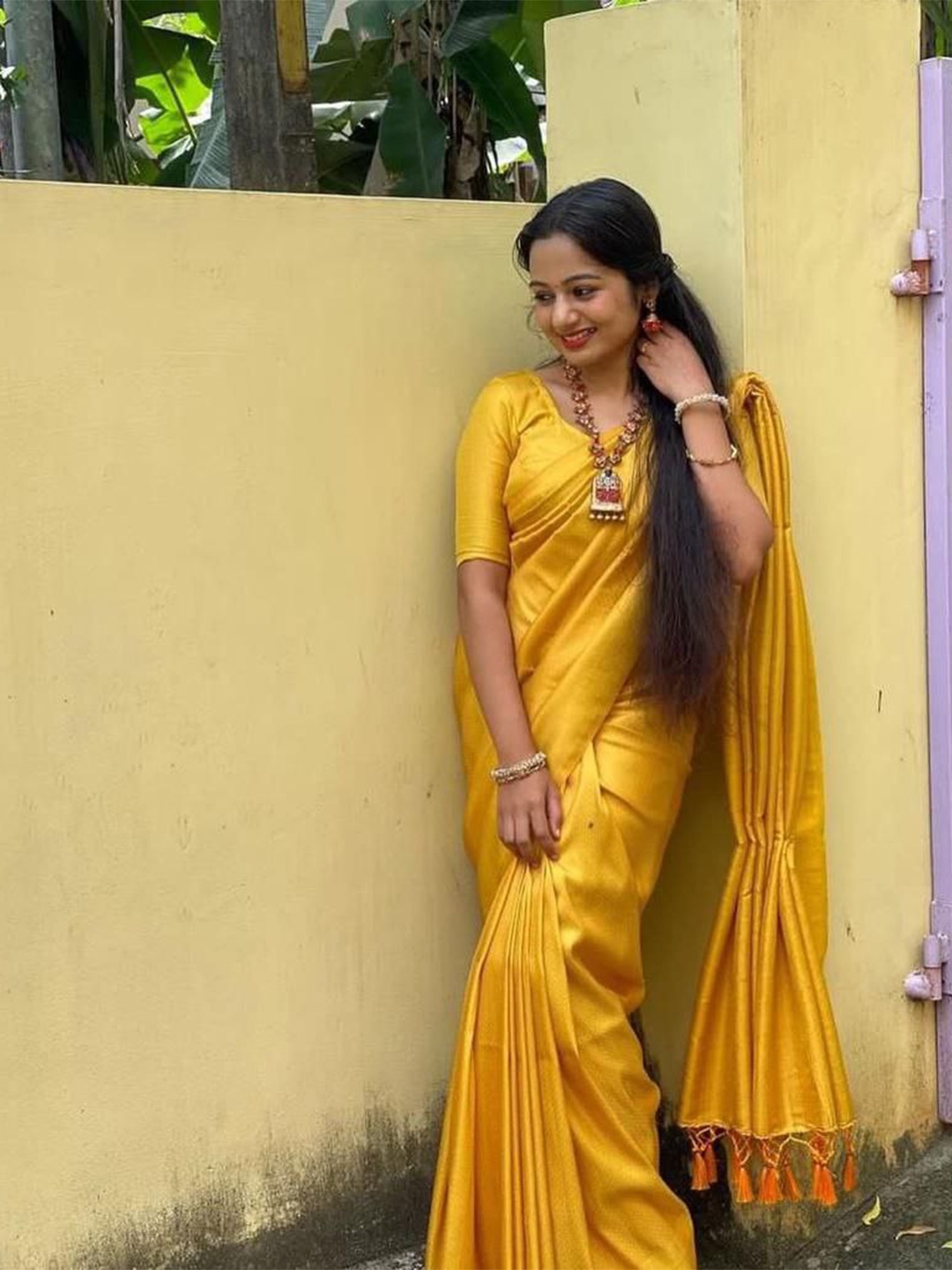 

AVANSHEE Geometric Woven Design Zari Silk Cotton Kanjeevaram Saree, Yellow