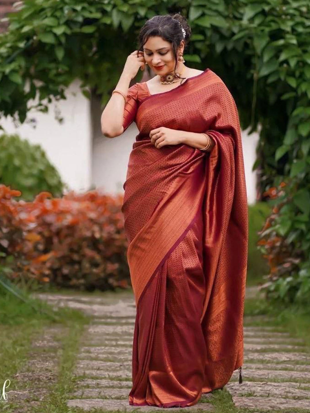 

AVANSHEE Ethnic Motifs Woven Design Zari Kanjeevaram Saree, Maroon