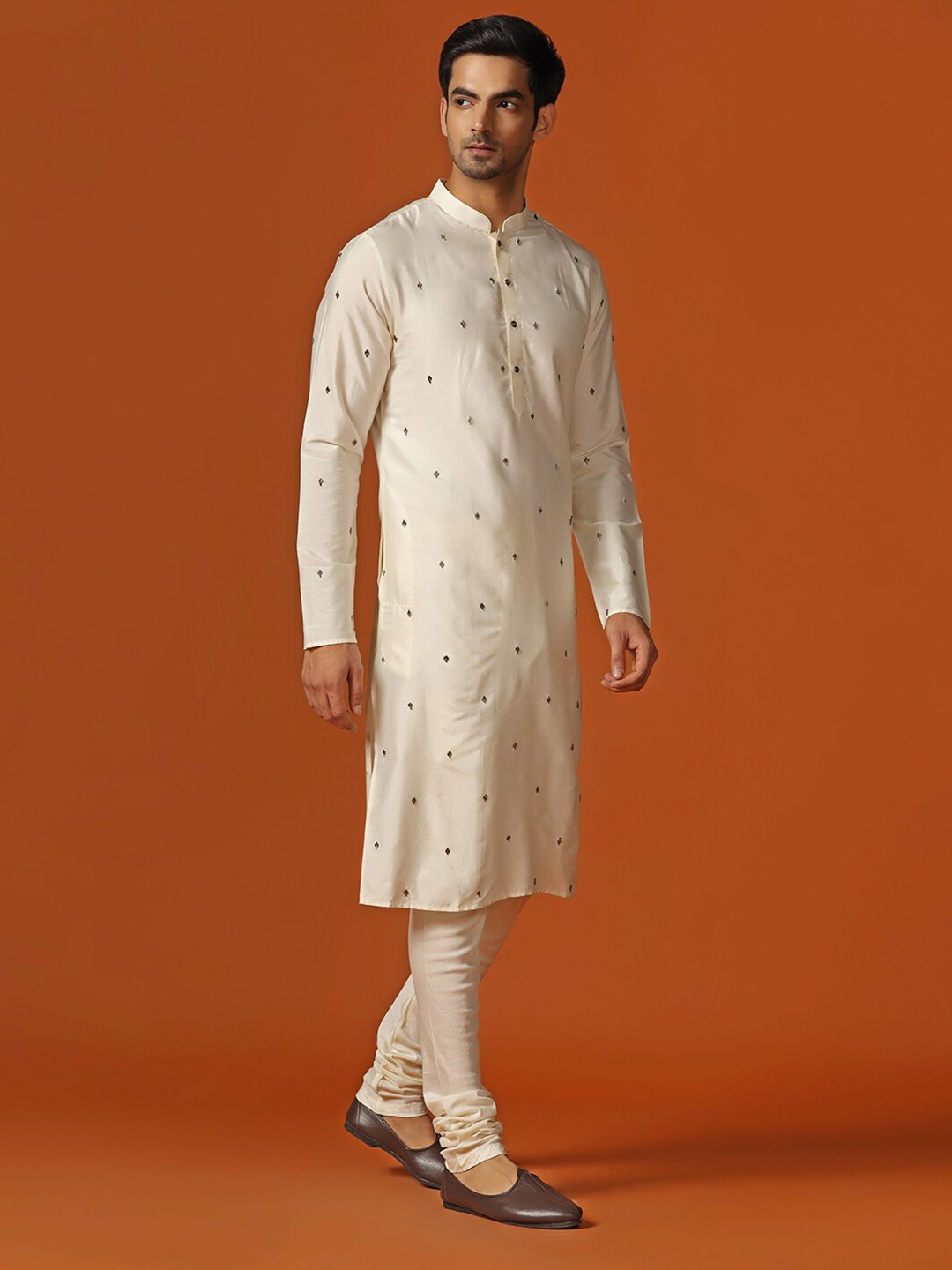

KISAH Embellished Mandarin Collar Beads and Stones Regular Kurta, Cream