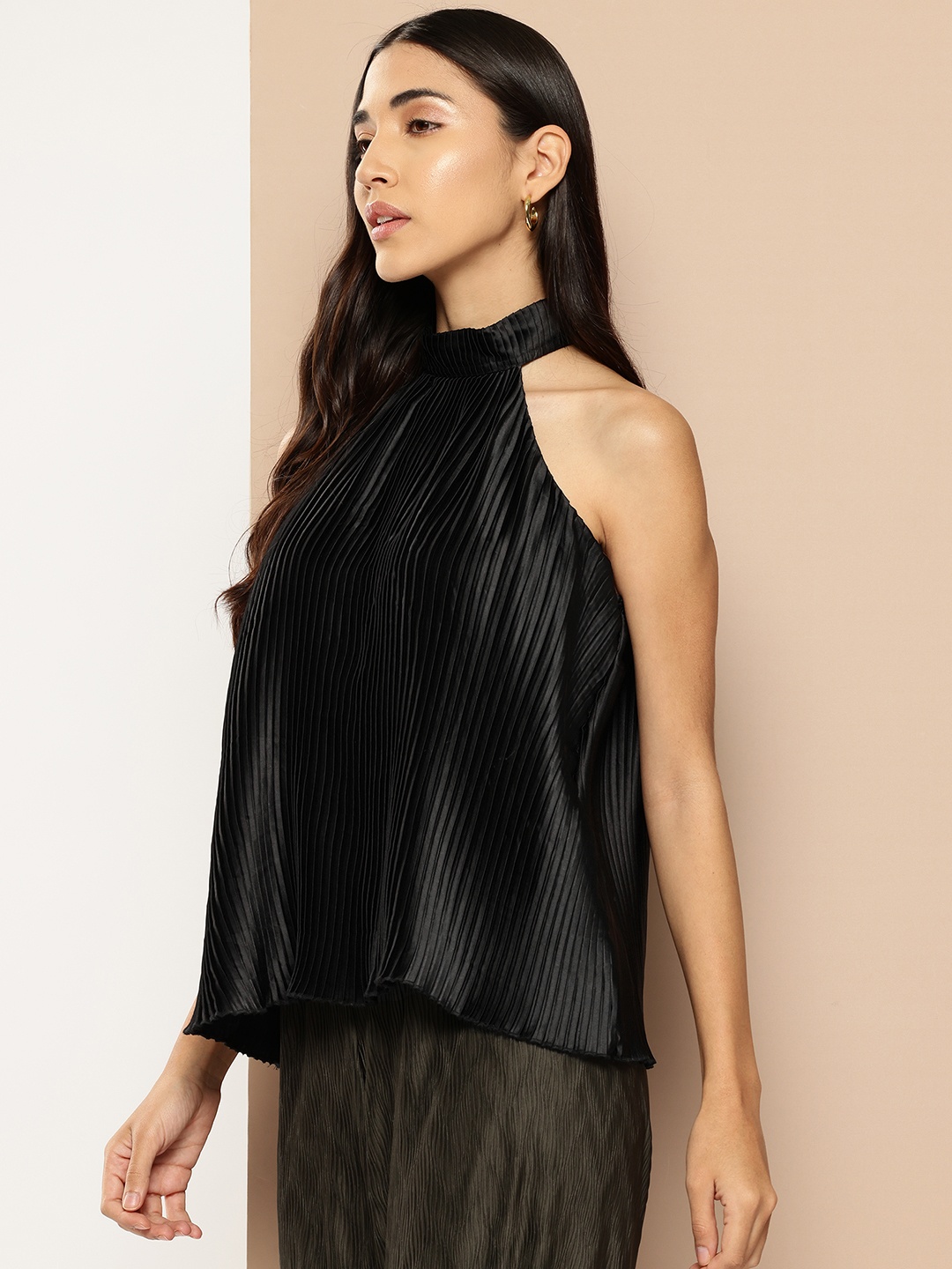 Chemistry Solid Accordion Pleats Top, Black
