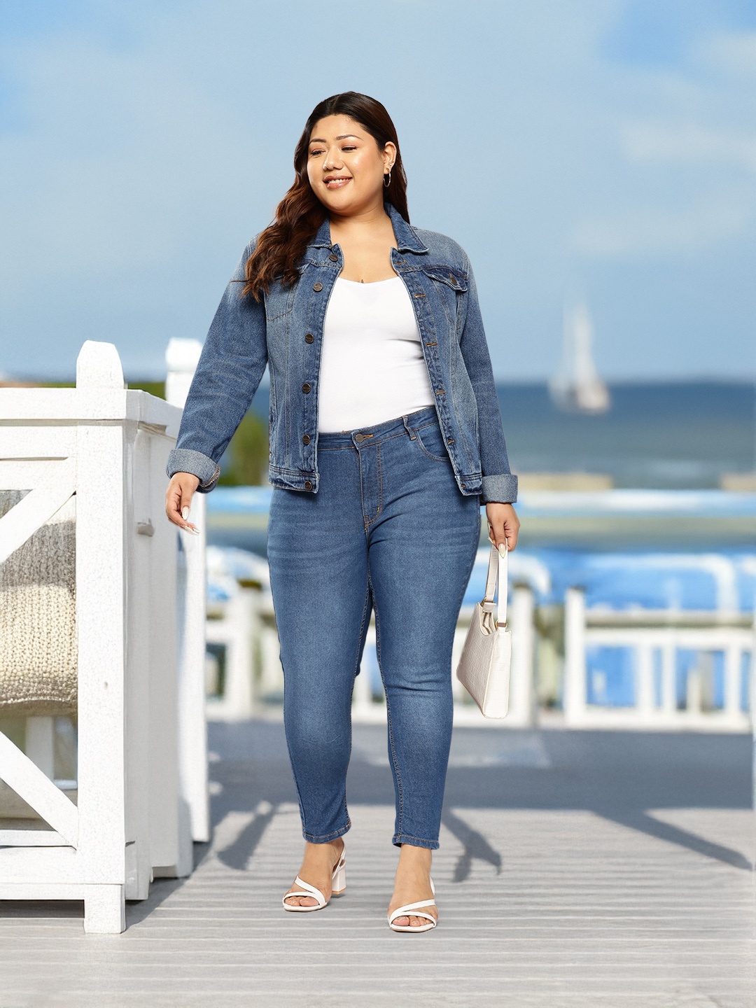 

Sztori Women Plus Size Sculpted Fit Light Fade Stretchable Jeans, Blue