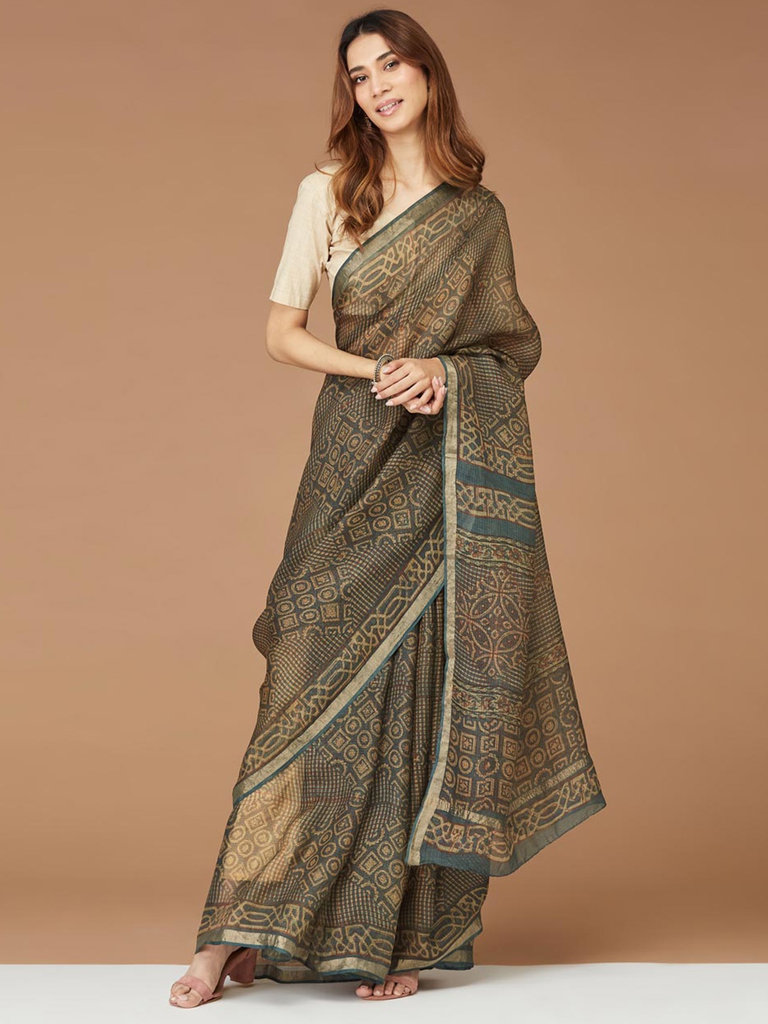 

Fabindia Green & GoldToned Zari Printed Pure Silk Dabu Saree