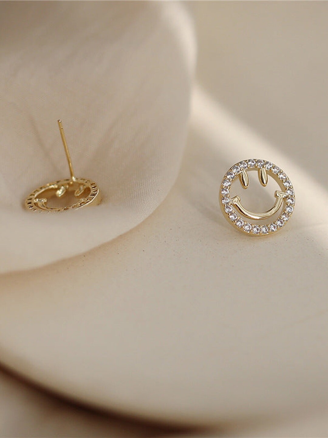 

FIMBUL Gold-Plated Cubic Zirconia-Studded Circular Studs Earrings