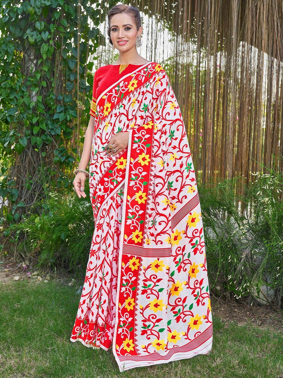 

Chandbaali Floral Printed Woven Design Zari Jamdani Saree, White