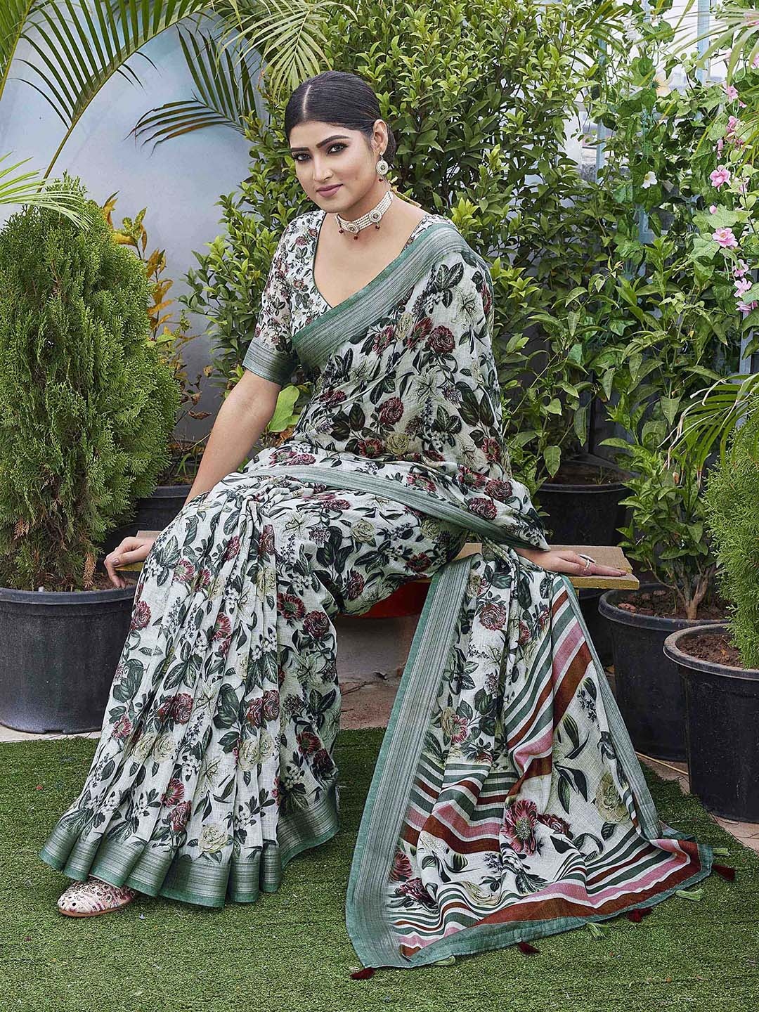 

Ariya Prints Floral Printed Woven Design Zardozi Saree, Green