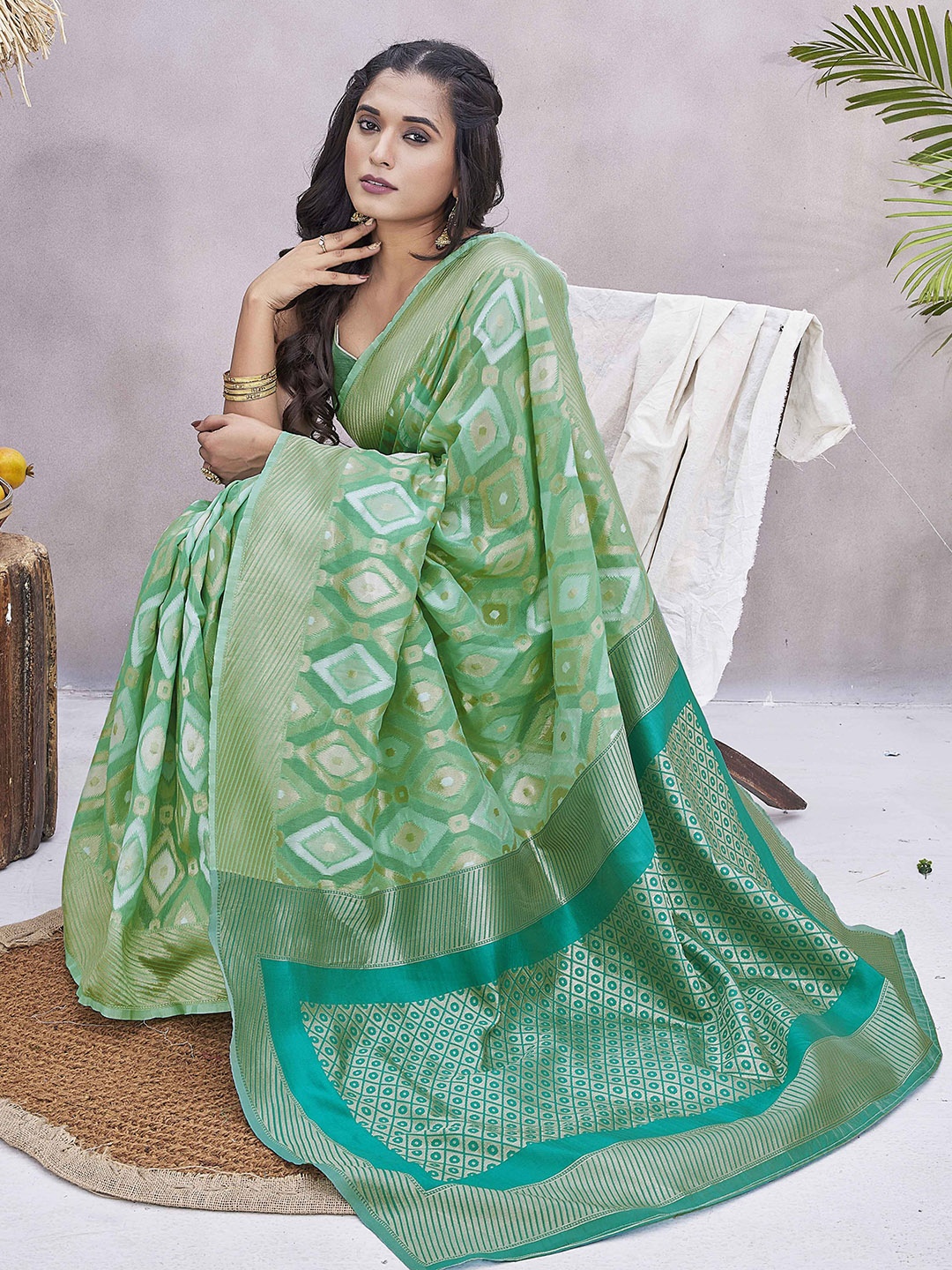 

Ariya Prints Geometric Printed Woven Design Zari Banarasi Saree, Green